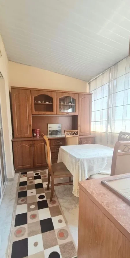 Tirane, jepet me qera apartament 2+1+Ballkon Kati 2, 100m2 500 Euro