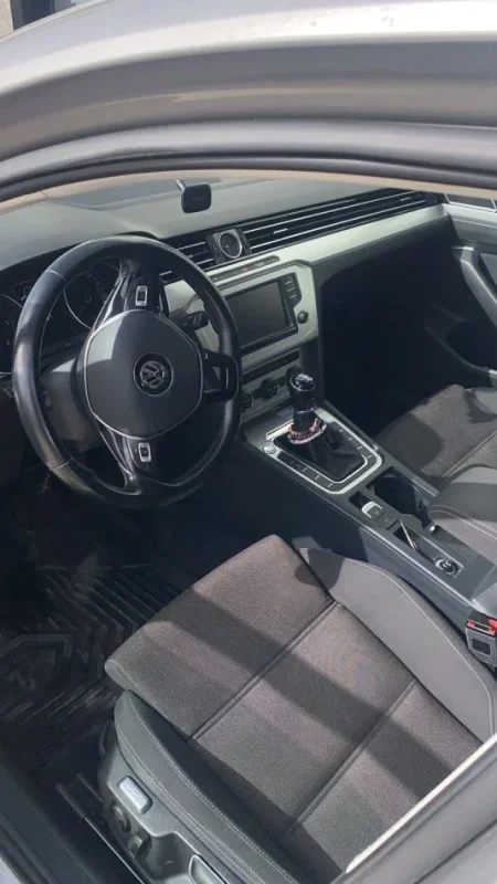 Tirane, shitet makine .Volksvagen Passat Bluemotion Nafte, gri e erret manuale Klima 192.000 km 9.500 €