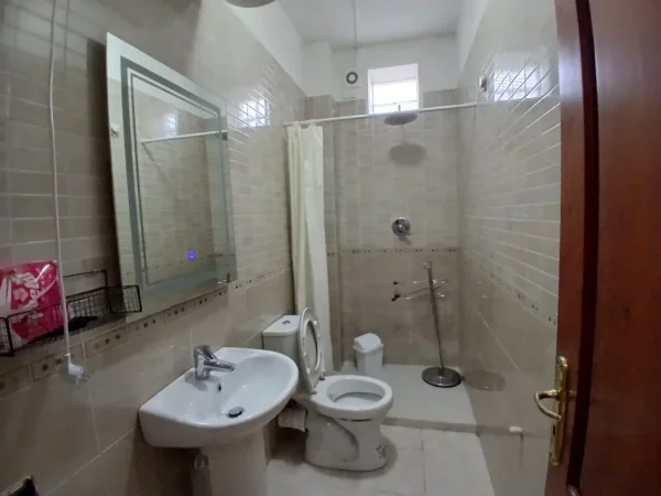 Tirane, jepet me qera apartament 2+1 Kati 2, 90 m² 500 € 