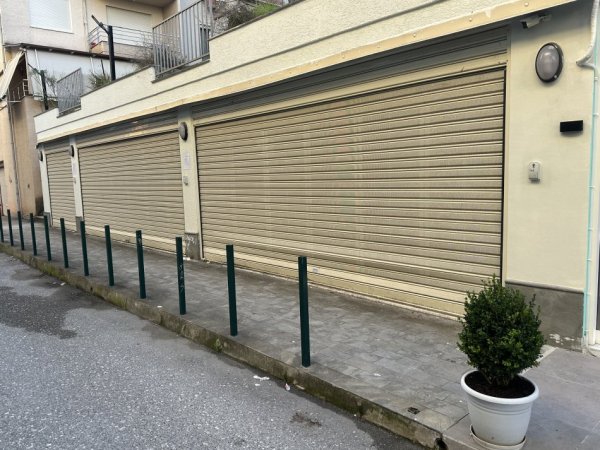 Tirane - Liqeni Thate - Rruga Peti - Kompleksi Ferrari - Jepet me qera ambjent biznesi Kati 0, 100 m² 700 €