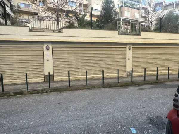 Tirane - Liqeni Thate - Rruga Peti - Kompleksi Ferrari - Jepet me qera ambjent biznesi Kati 0, 100 m² 700 €