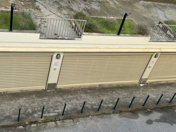 Tirane - Liqeni Thate - Rruga Peti - Kompleksi Ferrari - Jepet me qera ambjent biznesi Kati 0, 100 m² 700 €