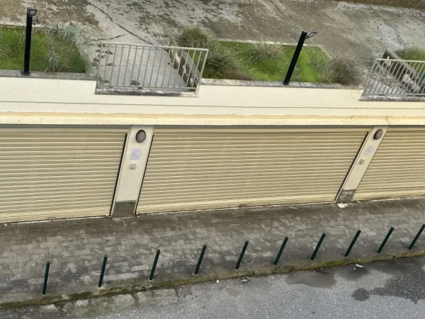 Tirane, shitet/jepet me qera ambjent biznesi Kati 0, 100 m² 200.000 € (Rruga Peti - Kompleksi Ferrari)