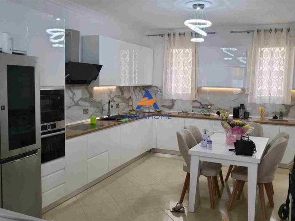 Vlore, shitet apartament 2+1+Ballkon , 104 m² 268.000 € 