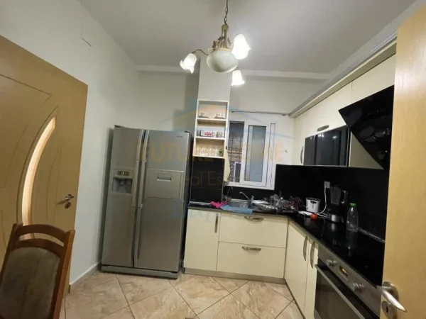 Shqiperi, jepet me qera apartament 2+1+Ballkon Kati 2, 94 m² 623 € (Viktor Eftimiu)