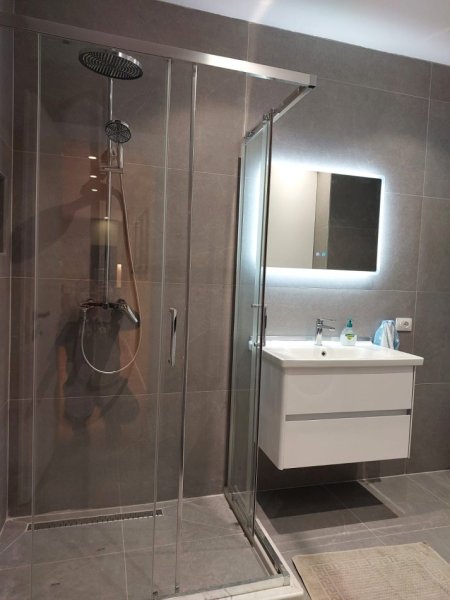 Tirane, jepet me qera apartament 2+1 Kati 3, 102 m² 1.000 € (Rruga e Elbasanit)