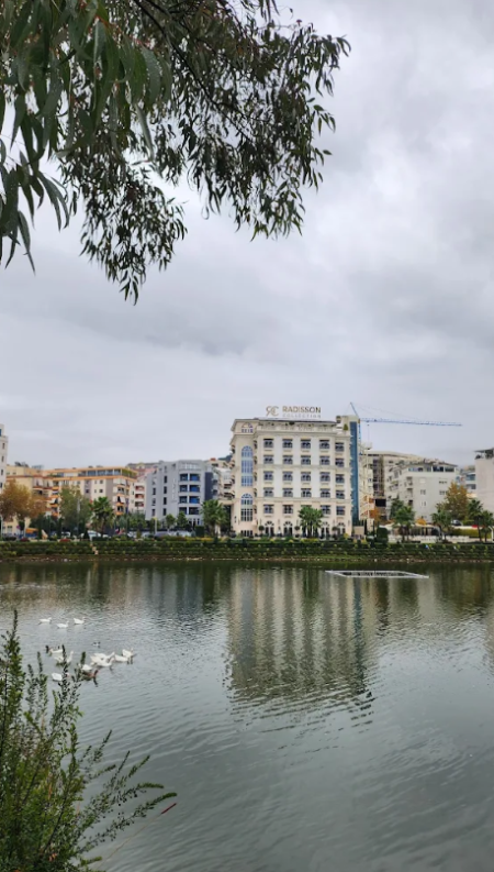 Tirane, jepet me qera apartament 3+1+Ballkon Kati 2, 131 m² 1.100 € (Liqeni i Thate)