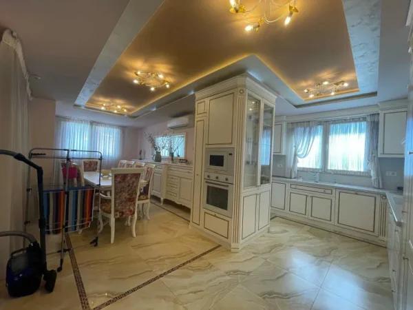 Tirane, shitet nga Pronari, pa-komision apartament+verande | Penthouse Kati 4, 227 m² (Rruga Peti, Kompleksi Ferrari)