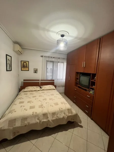 Tirane, jepet me qera apartament 2+1 Kati 2, 72 m² 500 € (porcelan)