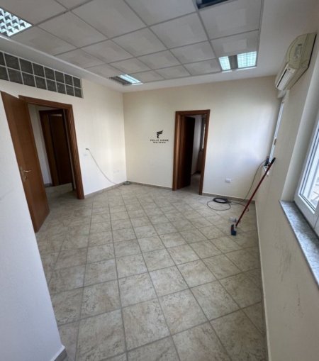Tirane, jepet me qera zyre Kati 1, 89 m² 1.150 € (QENDER)