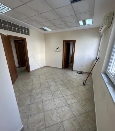 Tirane, jepet me qera zyre Kati 1, 89 m² 1.150 € (QENDER)