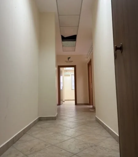 Tirane, jepet me qera zyre Kati 1, 89 m² 1.150 € (QENDER)