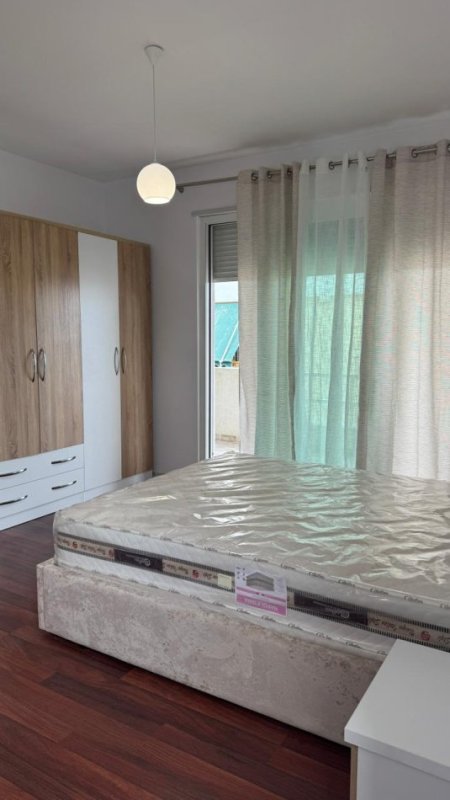 Tirane, jepet me qera apartament 2+1+Ballkon Kati 4, 80 m² 700 € 