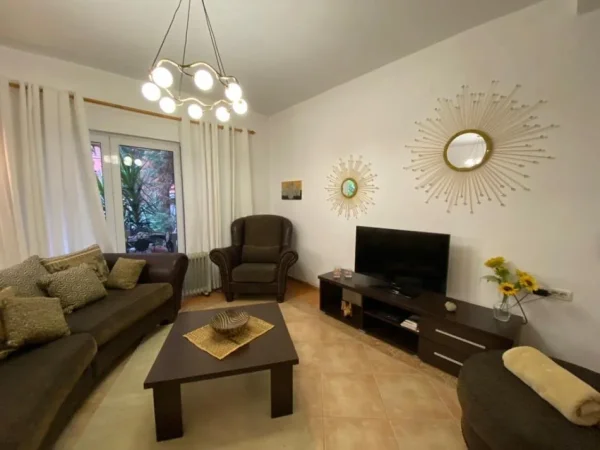 Tirane, jepet me qera apartament 4+1 Kati 2, 140 m² 850 € 