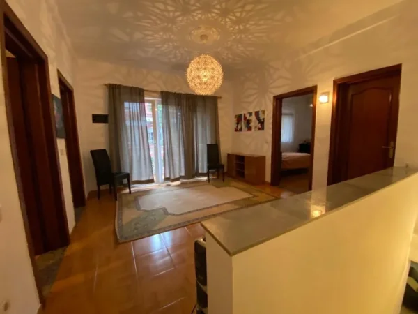 Tirane, jepet me qera apartament 4+1 Kati 2, 140 m² 850 € 