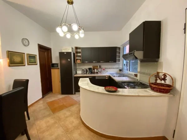 Tirane, jepet me qera apartament 4+1 Kati 2, 140 m² 850 € 