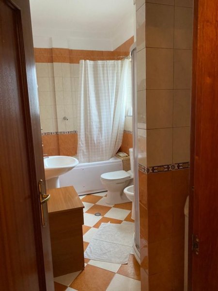 Tirane, jepet me qera apartament 4+1 Kati 2, 140 m² 850 € 