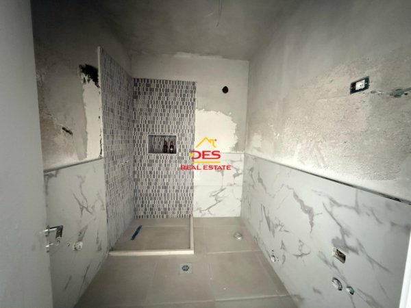 Vlore, shitet 2+1+Ballkon Kati 8, 100 m² 140.000 € (Rruga Zenel Murra)