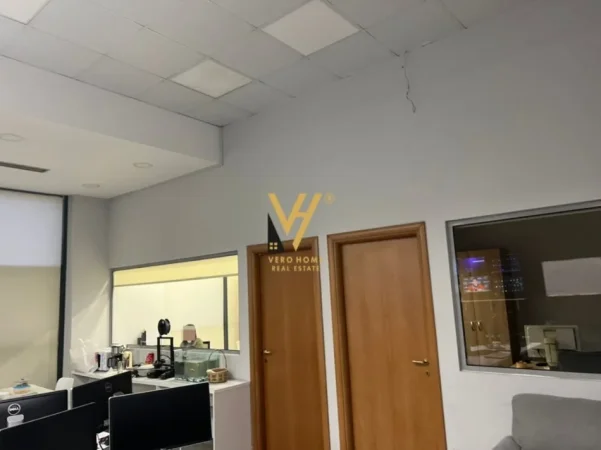 Tirane, jepet me qera zyre Kati 2, 120 m² 1.200 € (KOMUNA E PARISIT)