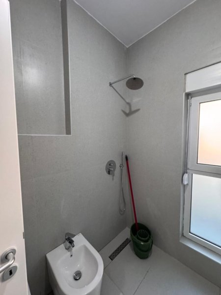 Tirane, jepet me qera apartament 1+1+Ballkon Kati 7, 65 m² 550 € (Ali Demi)