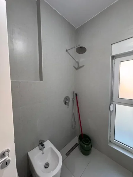 Tirane, jepet me qera apartament 1+1+Ballkon Kati 7, 65 m² 550 € (Ali Demi)