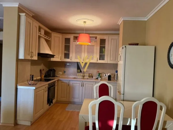 Tirane, jepet me qera apartament 1+1+Ballkon Kati 3, 74 m² 450 € (RRUGA BESIM ALLA)