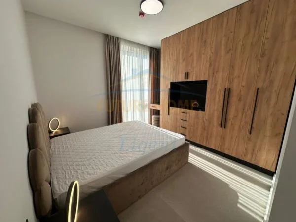 jepet me qera apartament 2+1 , 100 m² 1.350 € (Liqeni i Thatë, Kompleksi ForestTiranë)