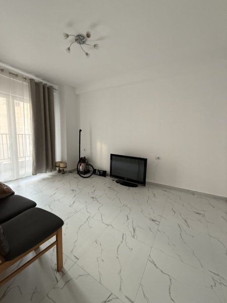 Tirane, jepet me qera apartament 1+1 Kati 1, 70 m² 650 € 