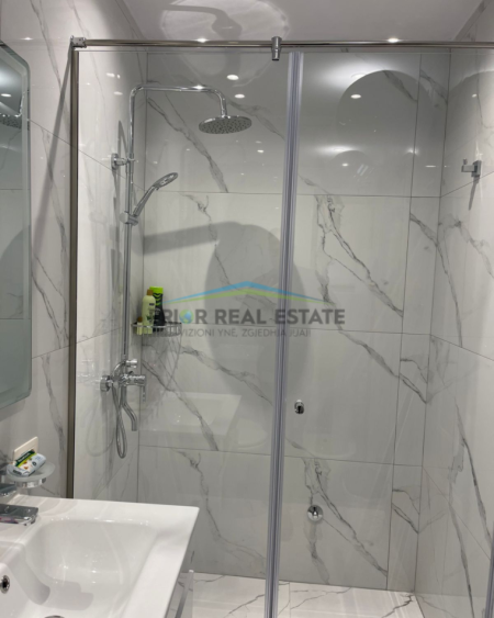 Tirane, jepet me qera apartament 1+1+Ballkon Kati 8, 70 m² 900 € (Rruga e Kosovareve)