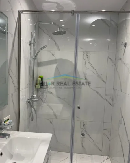 Tirane, jepet me qera apartament 1+1 Kati 8, 70 m² 900 € (Rruga e Kosovareve)