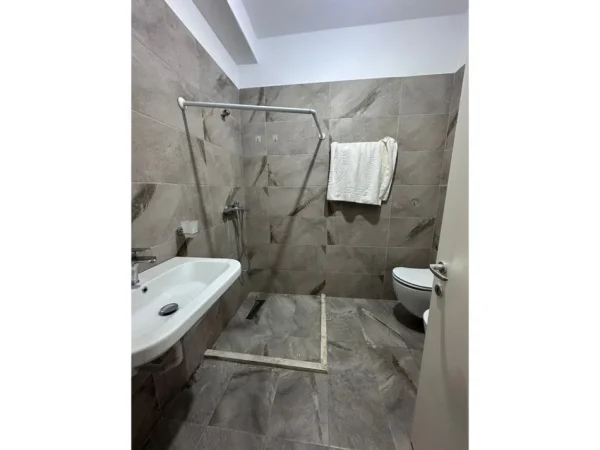 Tirane, jepet me qera apartament 1+1+Ballkon Kati 5, 75 m² 500 €