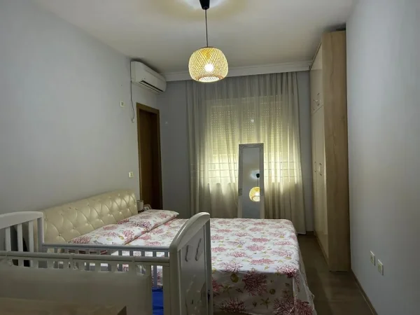 Tirane, jepet me qera apartament 2+1+Ballkon Kati 8, 80 m² 450 € (Yzberisht)