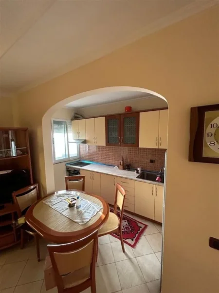 Tirane, jepet me qera apartament 2+1 Kati 3, 75 m² 480 € (Restorant Alteo Varri i Bamit)