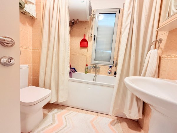 Tirane, jepet me qera 2+1+Ballkon Kati 4, 145 m² 850 € (Rruga Peti, Liqeni i Thatë)