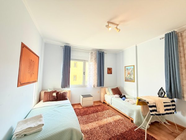 Tirane, jepet me qera 2+1+Ballkon Kati 4, 145 m² 850 € (Rruga Peti, Liqeni i Thatë)