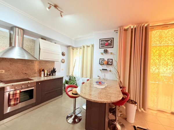 Tirane, jepet me qera 2+1+Ballkon Kati 4, 145 m² 850 € (Rruga Peti, Liqeni i Thatë)