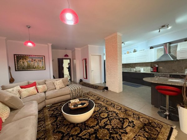 Tirane, jepet me qera 2+1+Ballkon Kati 4, 145 m² 850 € (Rruga Peti, Liqeni i Thatë)