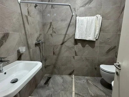 Tirane, jepet me qera 1+1 Kati 5, 75 m² 500 € 