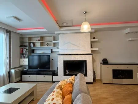 Tirane, jepet me qera Dublex Kati 3, 850 € 