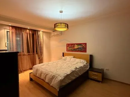 Tirane, jepet me qera Dublex Kati 3, 850 € 