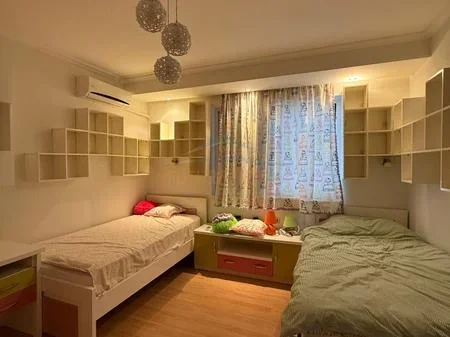 Tirane, jepet me qera Dublex Kati 3, 850 € 