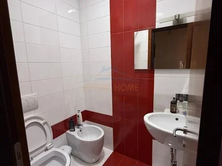 Tirane, jepet me qera Dublex Kati 3, 850 € 