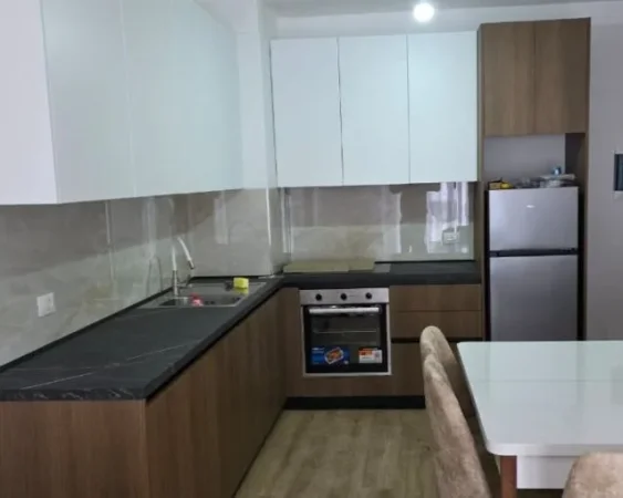 Tirane, jepet me qera apartament 2+1+Ballkon Kati 2, 500 € (tek Kompleksi Univers City , QTU .)