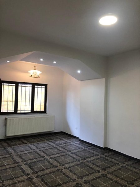 Tirane, jepet me qera apartament 2+1+Ballkon Kati 1, 700 € (Spitali Gjerman)