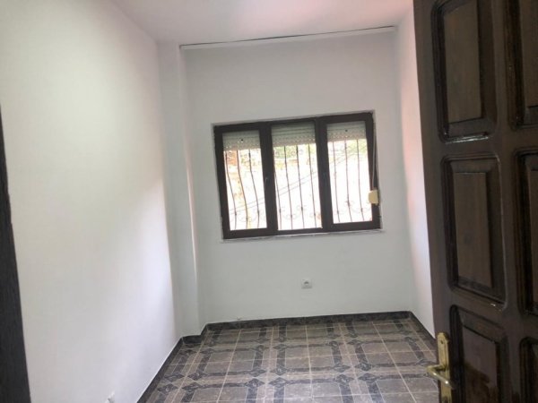 Tirane, jepet me qera apartament 2+1+Ballkon Kati 1, 700 € (Spitali Gjerman)