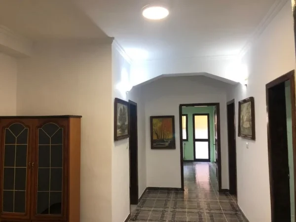Tirane, jepet me qera apartament 2+1+Ballkon Kati 1, 700 € (Spitali Gjerman)