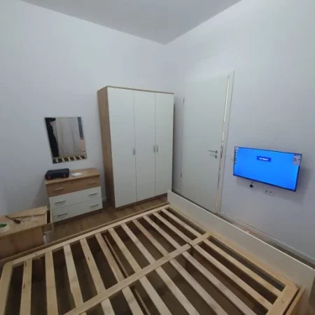 Tirane, jepet me qera apartament 1+1+Ballkon , (Jepet apartament 1+1 me qira tek Rezidenca Kadiu , Rruga Ali Demi .)
