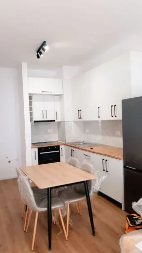Tirane, jepet me qera apartament 1+1+Ballkon , (Jepet apartament 1+1 me qira tek Rezidenca Kadiu , Rruga Ali Demi .)