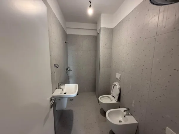 Tirane, jepet me qera zyre , 152 m² 1.100 € (Golden Tower, Mine Peza)