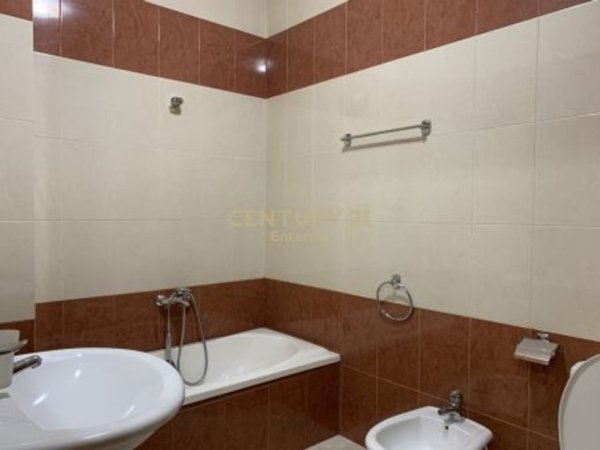 Tirane, jepet me qera apartament 2+1 Kati 2, 100 m² 850 € (Rruga e Elbasanit)